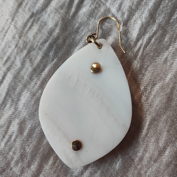 Carolee New York Mother of Pearl Faux Turquoise Seafoam Stones Pierced Earrings - Picture 12 of 13